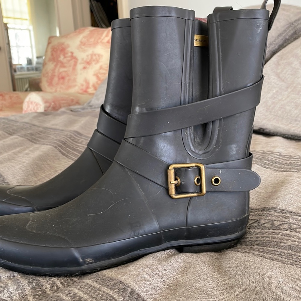 Burberry women’s black rubber boots